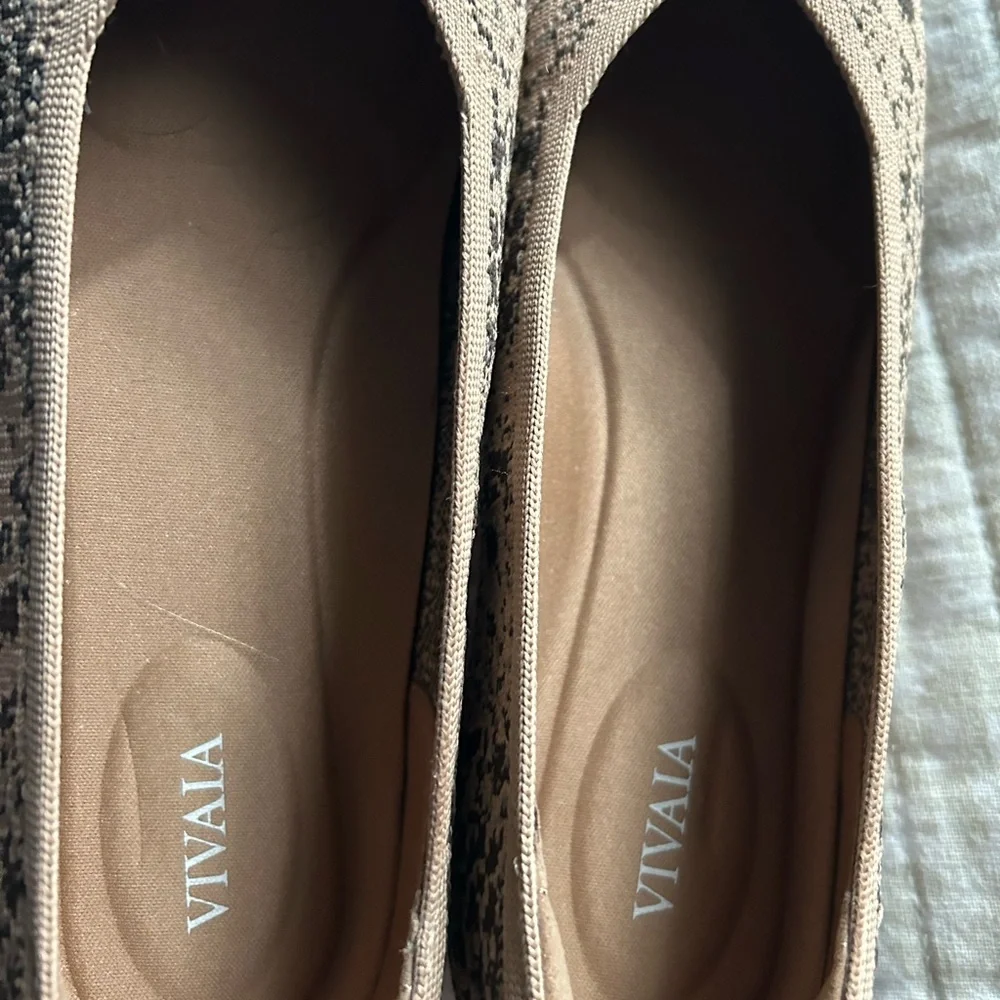 Tan and Black Intricate Lace Flats with Rounded Toe